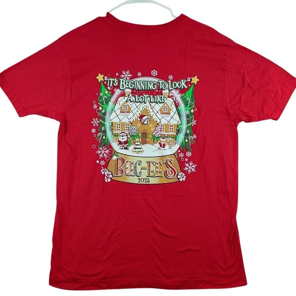 Buc-ee's Graphic T-Shirt Mensโ Medium Red 2023 Christmas Gingerbread Snow Globe